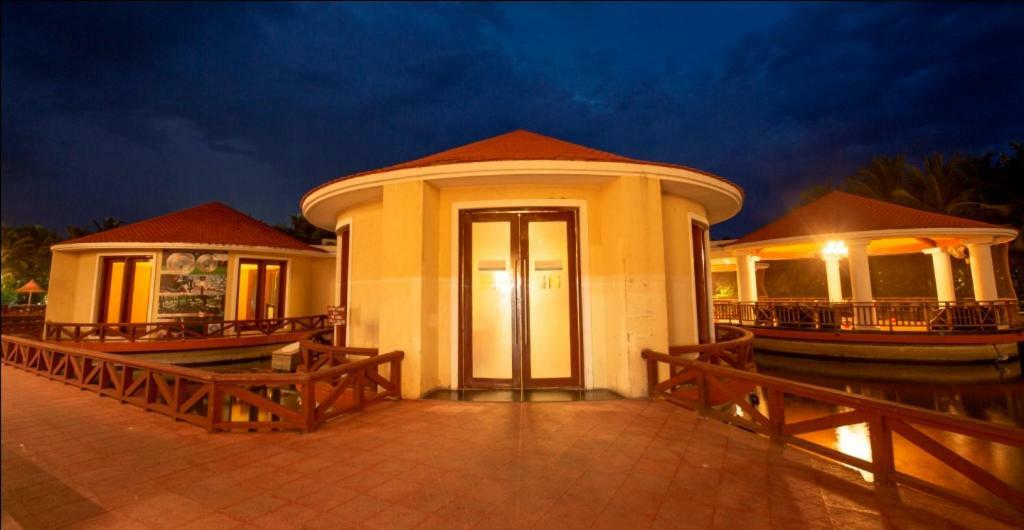 Ocean Spray Hotel Kalapettai Ngoại thất bức ảnh